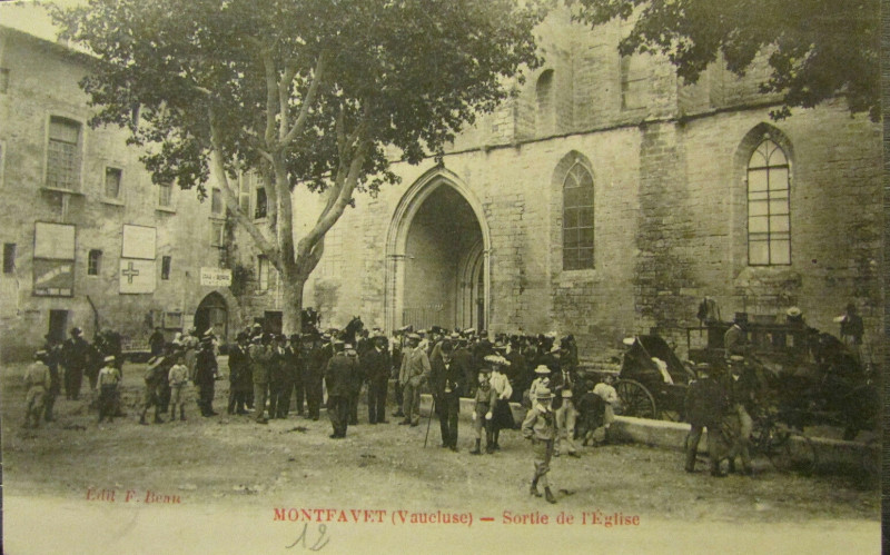 Carte postale ancienne Sortie de messe à Montfavet