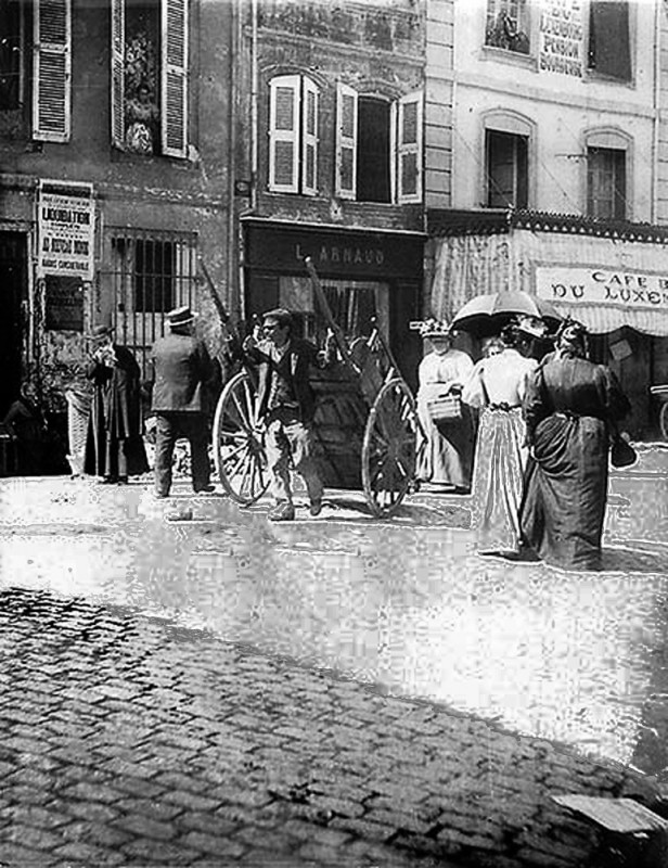 Carte postale ancienne Avignon Portail-Matheron 1896
