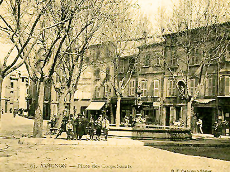Carte postale ancienne Place des Corps Saints Avignon