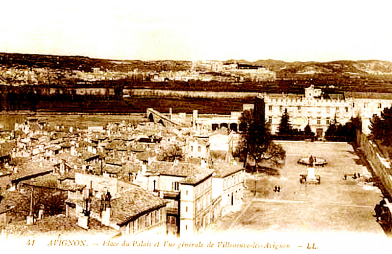 Carte postale ancienne Place du Palais d'Avignon et Vue generale
