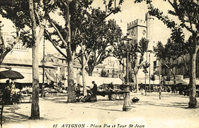 Carte postale ancienne Place Pie à Avignon
