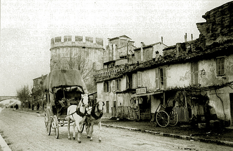 Carte postale ancienne Avignon boulevard du Rhône avec ses Mh détruits