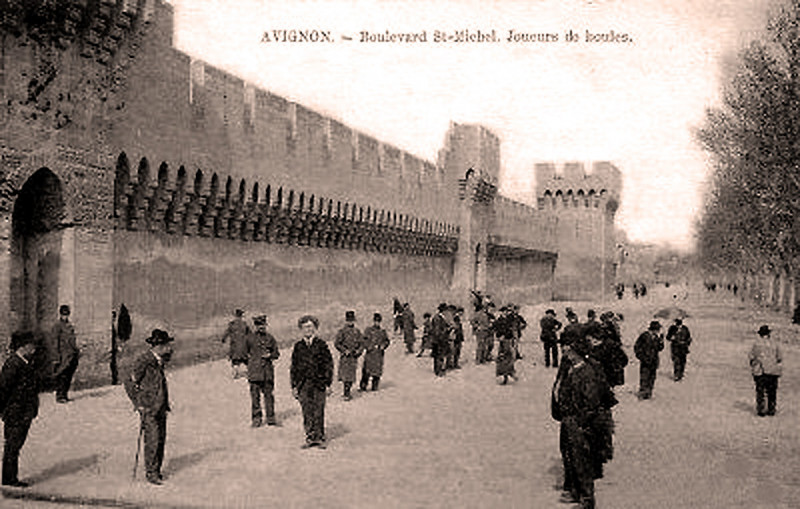 Carte postale ancienne Avignon la Longue aux remparts