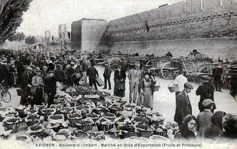Carte postale ancienne Avignon marché de gros boulevard Limbert