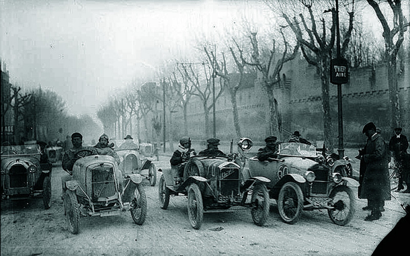 Carte postale ancienne Avignon passage du Paris-Nice 1922 aux remparts