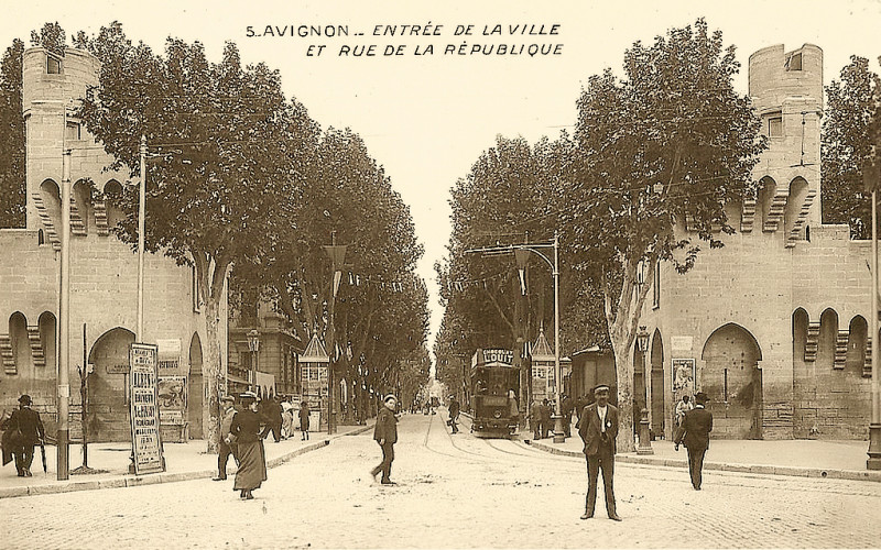 Carte postale ancienne Avignon porte de la République entrée de la ville
