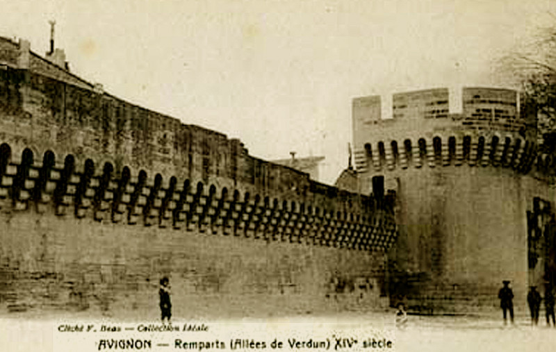 Carte postale ancienne Avignon tour allées de Verdun