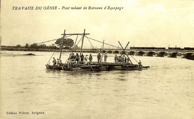 Carte postale ancienne 01 Avignon Pont volant de bateau à Avignon
