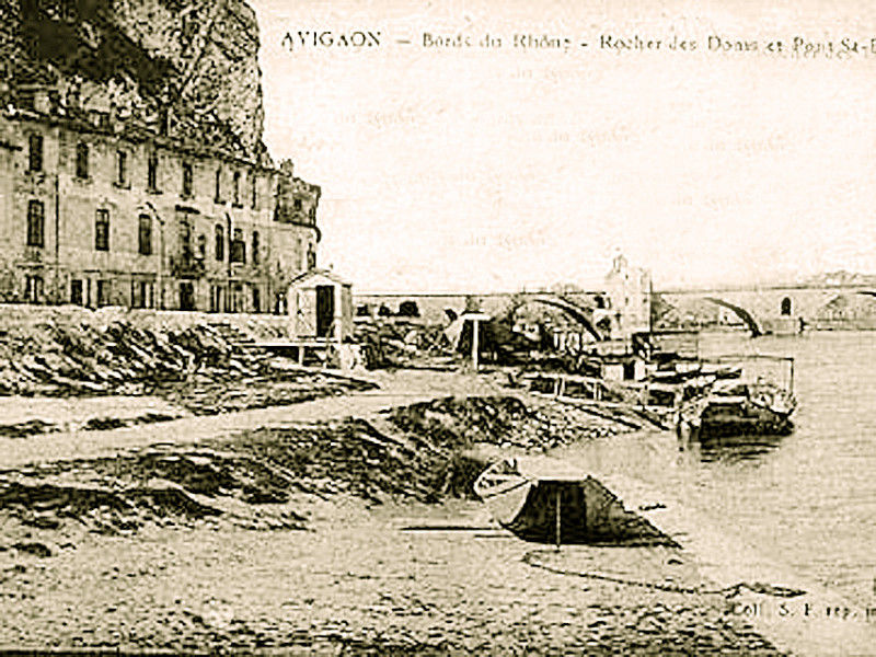 Carte postale ancienne Avignon Bord du Rhône