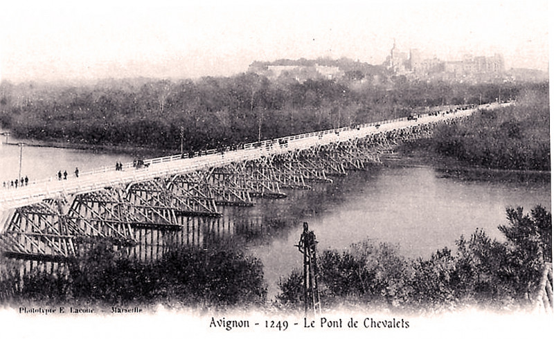 Carte postale ancienne Avignon Pont de bois sur le Rhône