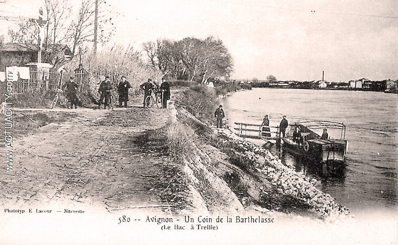 Carte postale ancienne Barthelasse Bac à treilles