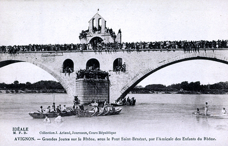 Carte postale ancienne Pont saint Bénézet Joutes sur le Rhône