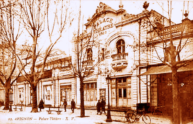 Carte postale ancienne Avignon Palace rue de la République