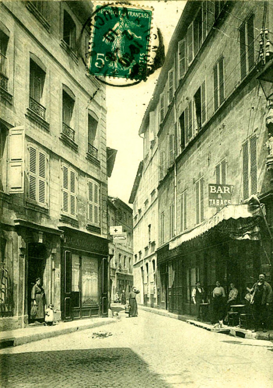 Carte postale ancienne Avignon rue du Portail Peint