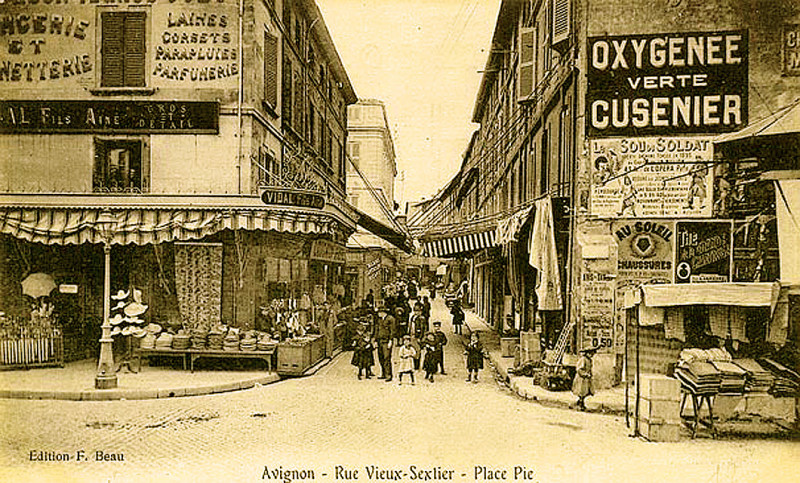Carte postale ancienne Rue Vieux Sextier d'Avignon