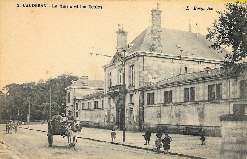 Carte postale ancienne Caudéran - Mairie et écoles 1 à Bordeaux