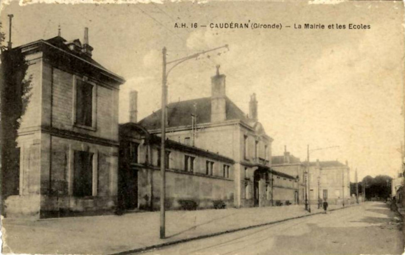 Carte postale ancienne Caudéran - Mairie et écoles 3 à Bordeaux