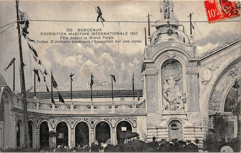 Carte postale ancienne Bordeaux exposition-maritime 1907 Grand palais entrée est l'indien-djelmako-traversant-sur-une-corde-funambule à Bordeaux