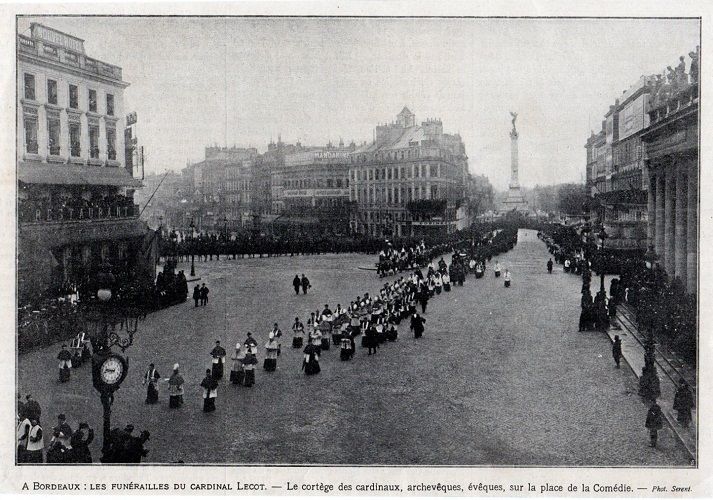 Carte postale ancienne Cortège funéraire du cardinal Lecot à Bordeaux