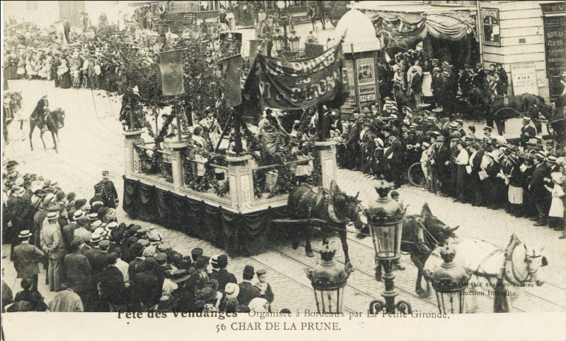 Carte postale ancienne Bordeaux fête-des-vendanges Char de la Prune c à Bordeaux