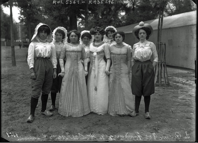 Carte postale ancienne Bordeaux fête-des-vendanges Demoiselles d'honneur des reines à Bordeaux