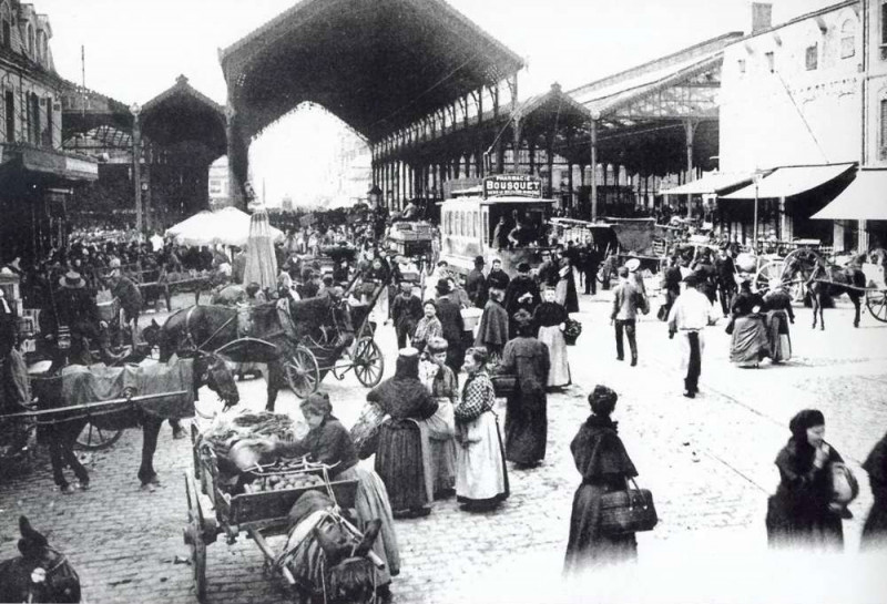 Carte postale ancienne Bx - Tram au marché des Capucins à Bordeaux