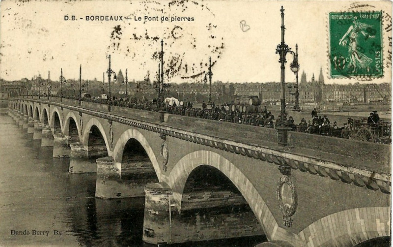 Carte postale ancienne Bordeaux - convoi militaire à Bordeaux