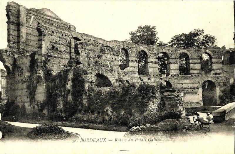 Carte postale ancienne Bordeaux-les-ruines-du-Palais-Gallien 7 à Bordeaux
