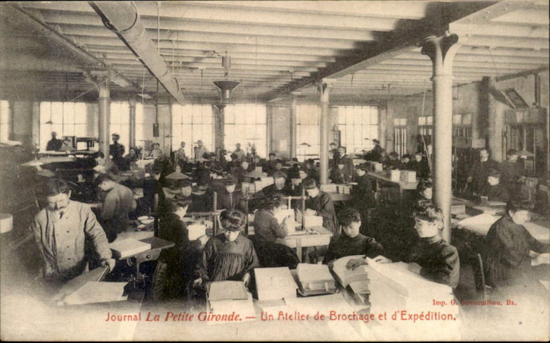 Carte postale ancienne Bordeaux journal la Petite-Gironde un atelier de brochage à Bordeaux