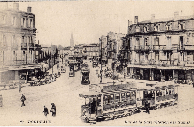 Carte postale ancienne Inconnu 27 - Bordeaux - Rue de la Gare (station des trams) à Bordeaux