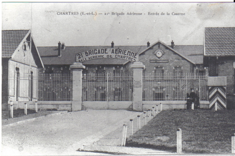 Carte postale ancienne Entrée du 22e Régiment d'aviation, Chartres à Chartres