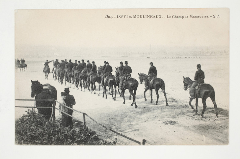 Carte postale ancienne Le Champ de Manoeuvres  à Issy-les-Moulineaux