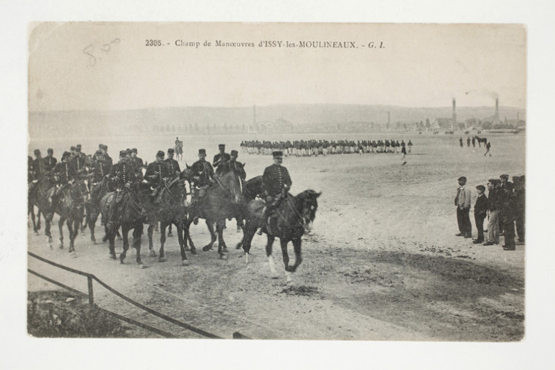 Carte postale ancienne Champ de Manoeuvres d'Issy-les-Moulineaux à Paris 15e
