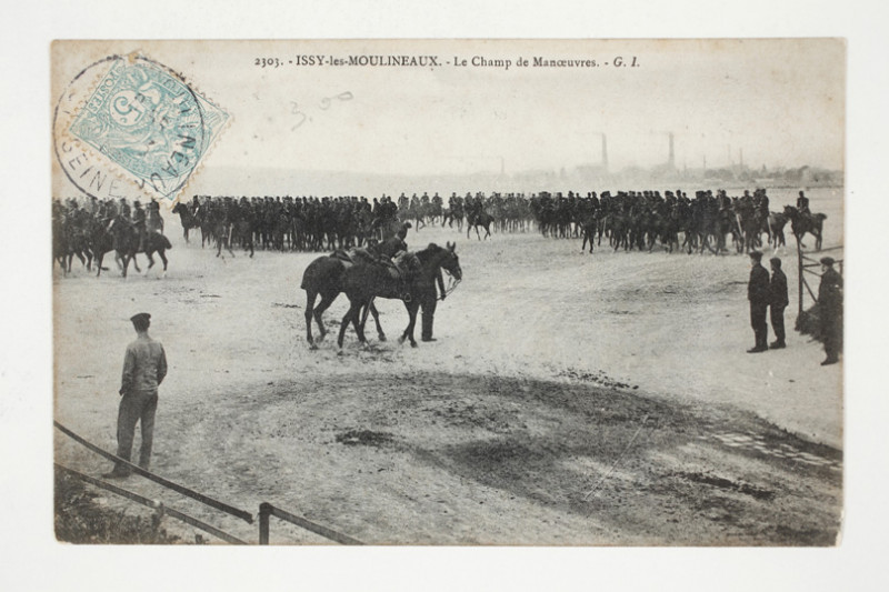 Carte postale ancienne Le Champ de Manoeuvres  à Issy-les-Moulineaux
