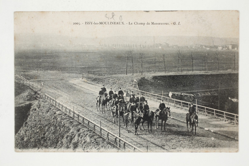 Carte postale ancienne Le Champ de Manoeuvres  à Issy-les-Moulineaux