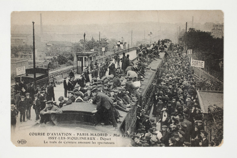 Carte postale ancienne Course d'Aviation - Paris-Madrid - Mai 1911 - Issy-les-Moulineaux - Départ - Le train de Ceinture amenant les spectateurs à Paris 15e