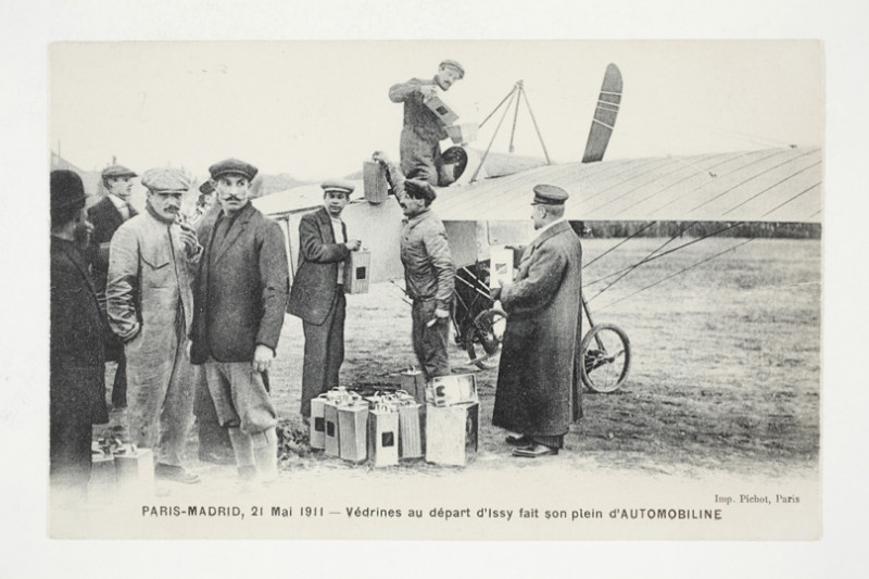 Carte postale ancienne Paris-Madrid - 21 Mai 1911 - Védrines au départ d'Issy fait son plein d'automobiline  à Issy-les-Moulineaux