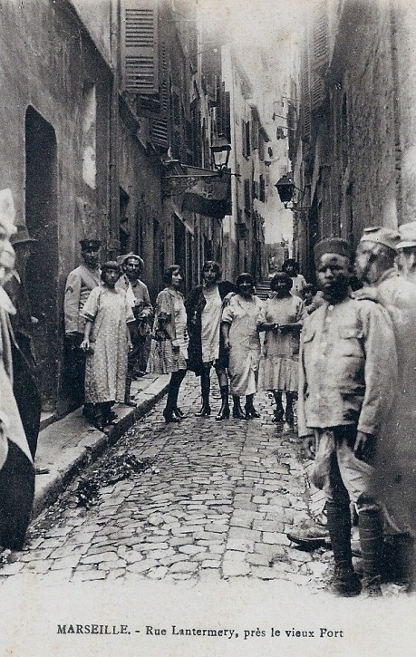 Carte postale ancienne Rue Lantermery, près le vieux Port à Marseille