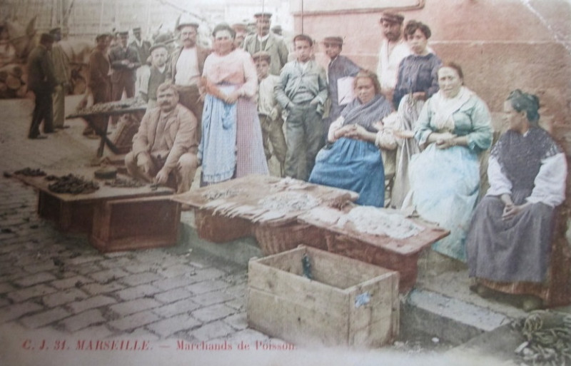 Carte postale ancienne Marseille Poissonières au marché à Marseille