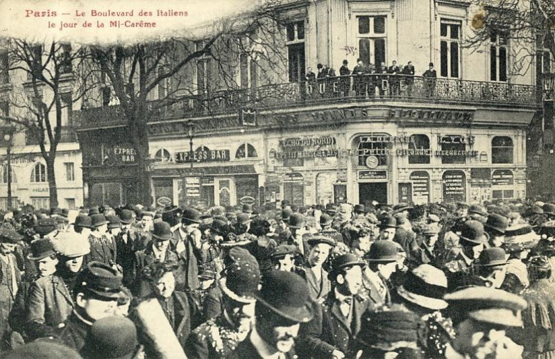 Carte postale ancienne Boulevard des Italiens le jour de la Mi-Carême, photo prise avant 1914