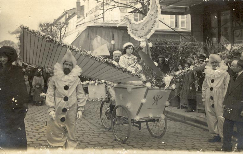 Carte postale ancienne Carte-Photo - Carnaval Pierrot Avion Publicité Coiffeur Parfumeur Angle Rue LaFayette République - triporteur