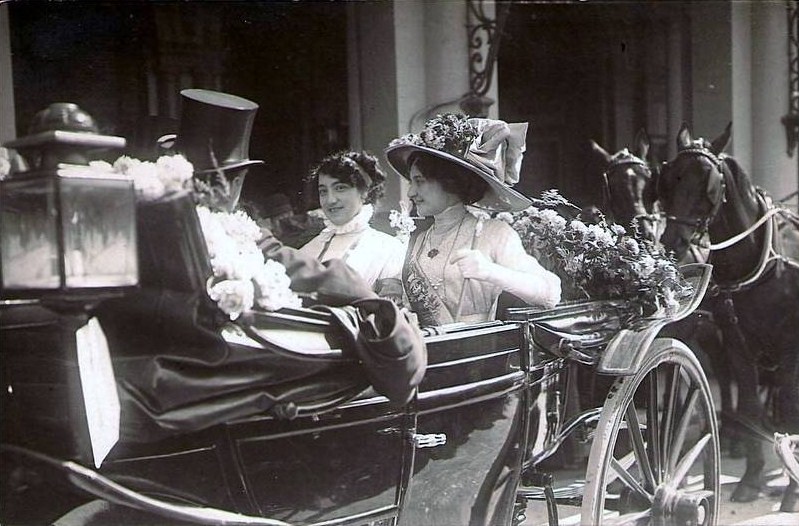 Carte postale ancienne La Reine des Reines se rendant à l'Elysée le 23 mars 1911