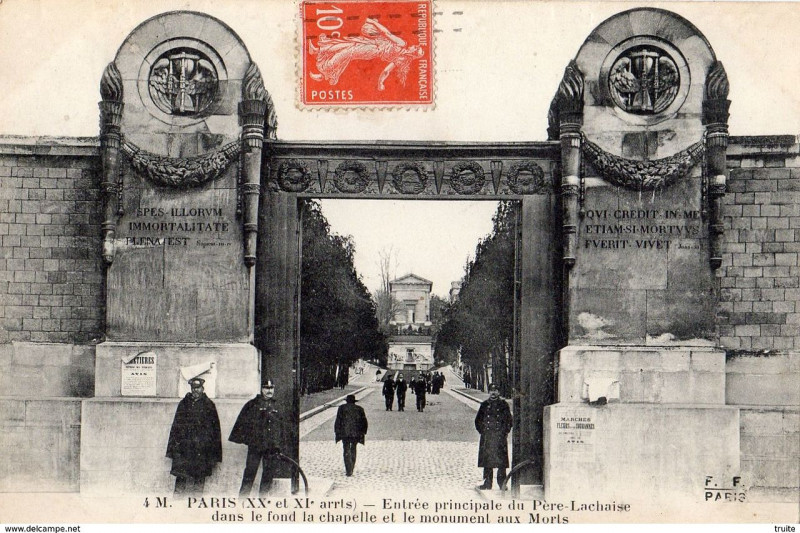 Carte postale ancienne Entrée principale du cimetière du Père-Lachaise à Paris 11e