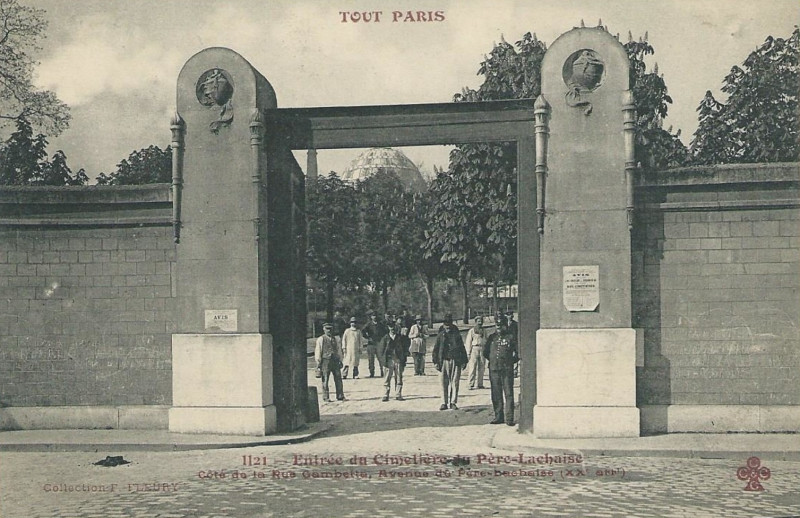 Carte postale ancienne Entrée du Cimetière du Père-Lachaise à Paris 20e