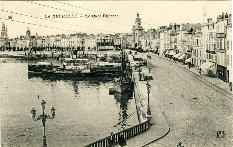 Carte postale ancienne La Rochelle - Le quai Duperré et la Grosse Horloge