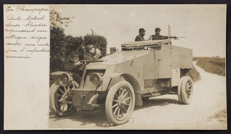 Carte postale ancienne Auto-mitrailleuse blindée 
