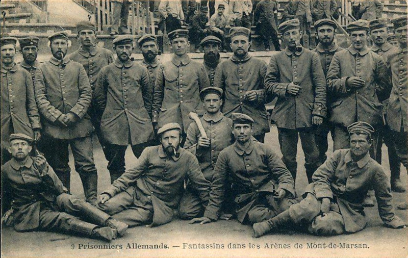 Carte postale ancienne Mont-de-Marsan - Guerre 1914-1918 - Prisonniers allemands dans les Arènes 1