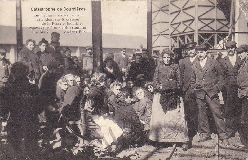 Carte postale ancienne Catastrophe de Courrières - Les Femmes assises en rond attendent sur le carreau de la Fosse de Sallaumines