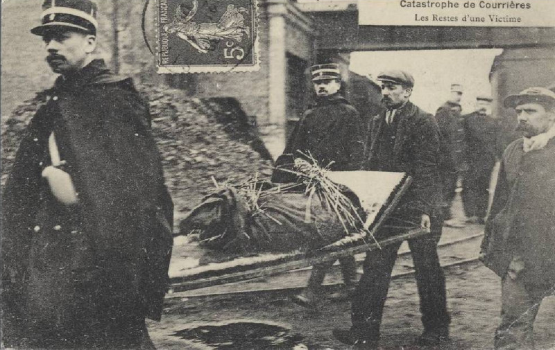 Carte postale ancienne Catastrophe de Courrières - Les restes d'une victime
