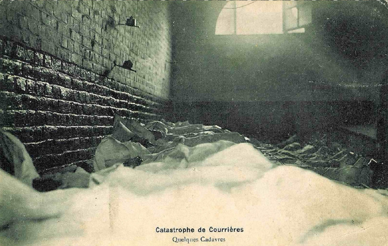Carte postale ancienne Catastrophe de Courrières - Quelques cadavres